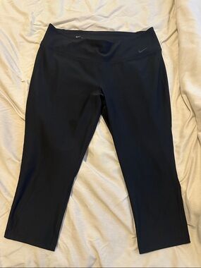 CLOSET SALE 🛍️
Nike Black Capri Athletic Leggings